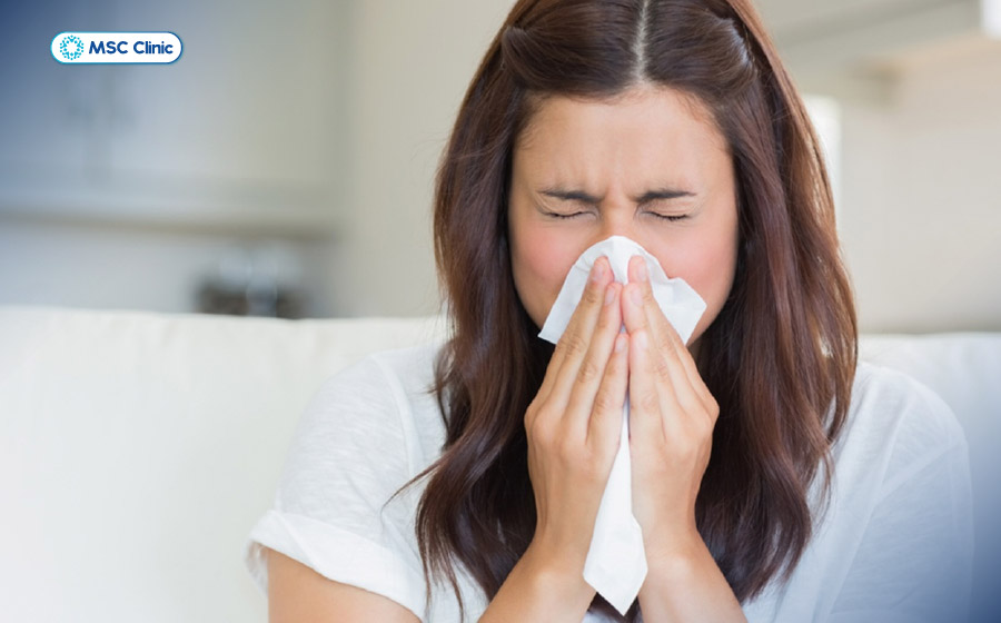 Hắt hơi không phải là đường lây truyền của viêm gan B, vì HBV không lây qua các giọt bắn đường hô hấp