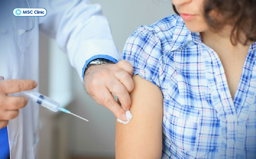 Trước khi tiêm vaccine viêm gan B, nên xét nghiệm để xác định tình trạng nhiễm và miễn dịch bảo vệ