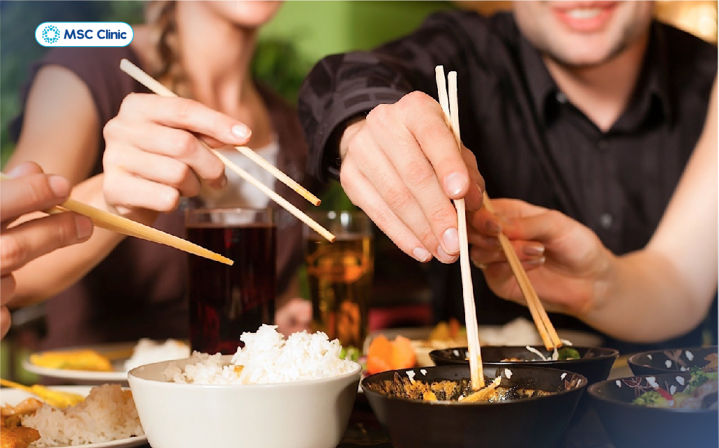 Viêm gan C không lây qua tiếp xúc thông thường như ăn uống chung