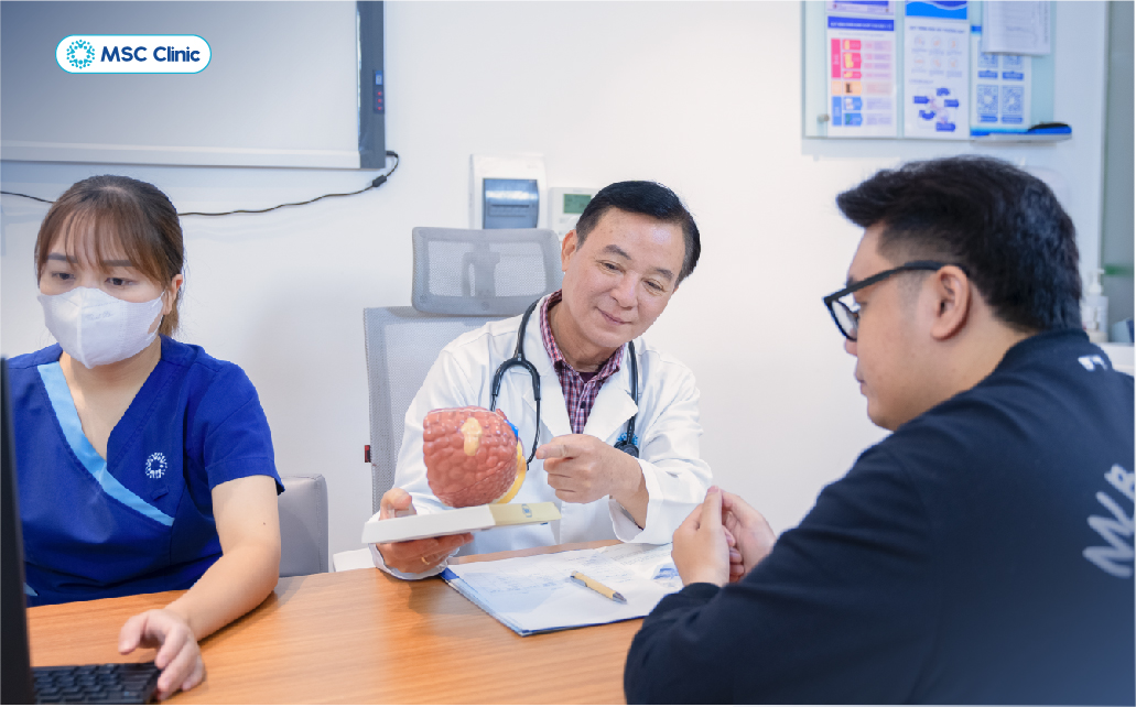 PGS.TS.BSCKII Đỗ Tuấn Anh thăm khám 1:1 với khách hàng
