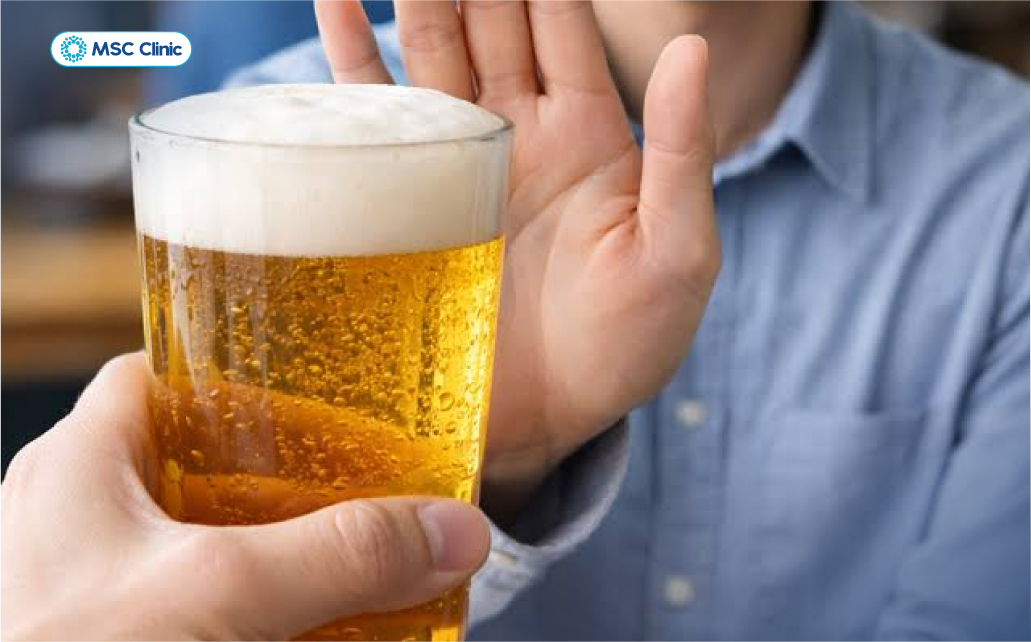 Người mắc viêm gan mạn cần kiêng hoàn toàn rượu bia để tránh làm tổn thương gan nặng hơn