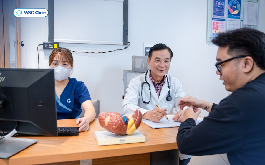 PGS.TS.BSCKII Đỗ Tuấn Anh thăm khám cho bệnh nhân
