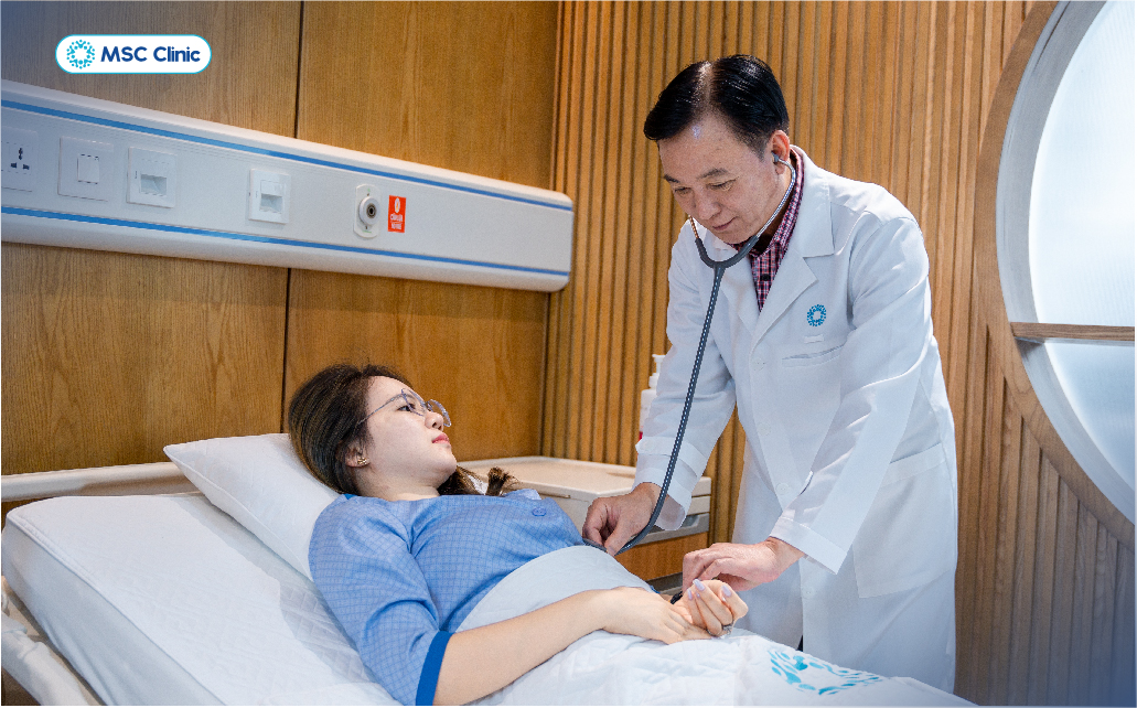PGS.TS.BSCKII Đỗ Tuấn Anh thăm hỏi sức khỏe của người bệnh