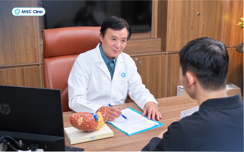 Bệnh nhân xơ gan còn bù được thăm khám trực tiếp với PGS.TS.BSCKII Đỗ Tuấn Anh