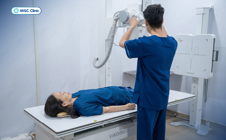 Chụp X-quang giúp bác sĩ đánh giá cấu trúc xương khớp và phát hiện những tổn thương có thể liên quan đến bệnh viêm khớp Chụp X-quang giúp bác sĩ đánh giá cấu trúc xương khớp và phát hiện những tổn thương có thể liên quan đến bệnh viêm khớp