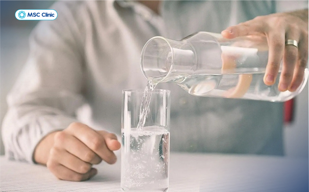 Uống đủ nước lọc mỗi ngày góp phần duy trì hoạt động bình thường của cơ thể và hỗ trợ chăm sóc sức khỏe gan