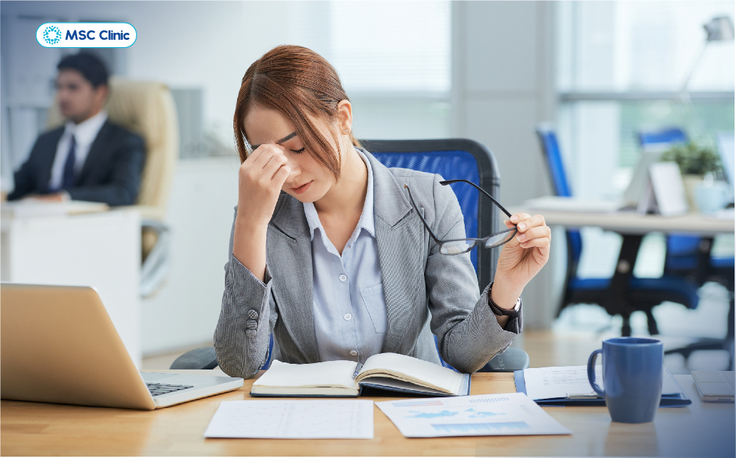Mệt mỏi kéo dài, mất năng lượng làm việc là triệu chứng men gan cao điển hình Mệt mỏi kéo dài, mất năng lượng làm việc là triệu chứng men gan cao điển hình