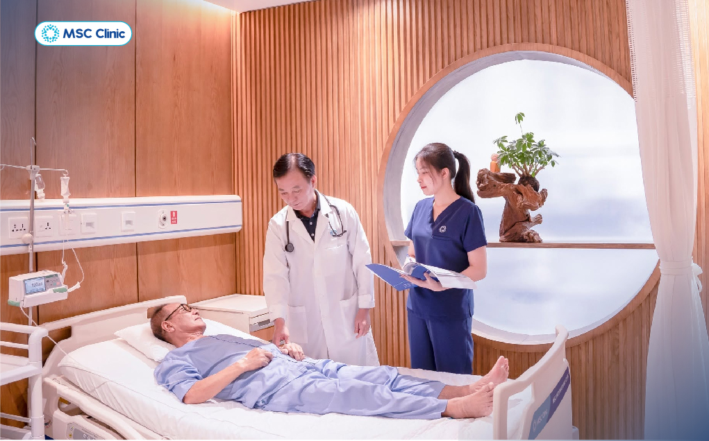 PGS.TS.BSCKII Đỗ Tuấn Anh có nhiều năm kinh nghiệm trong thăm khám các bệnh truyền nhiễm và bệnh lý gan